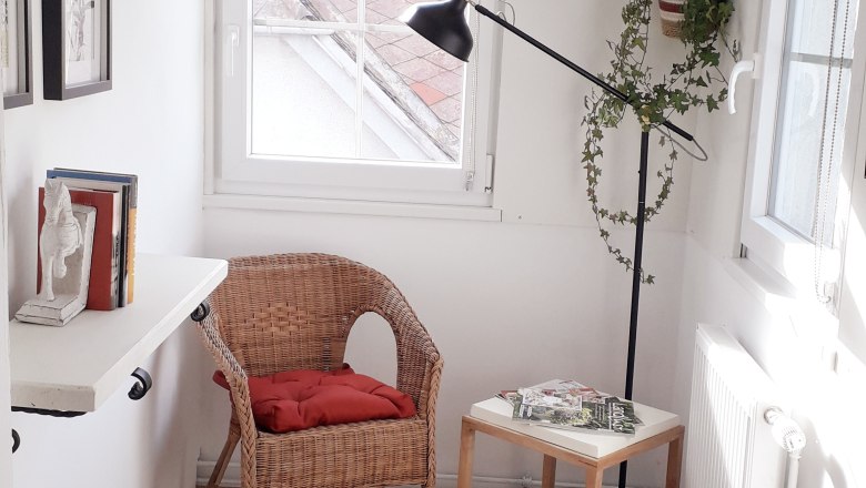 Cozy retreat and reading corner with a view, © U.E.