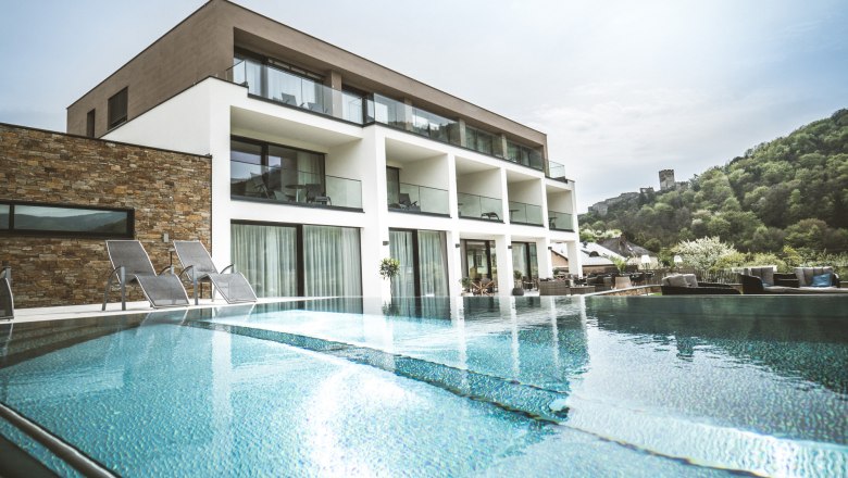 Boutique hotel "Das WeinSpitz", © © photography_pfeffel_at Modern butikhotel medencével és napozóágyakkal, zöld vidékkel körülvéve.