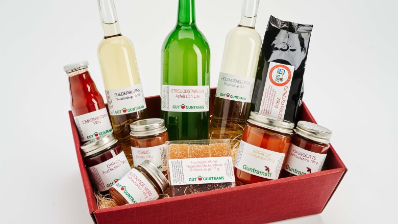 Ajándékkosár különböző élelmiszerekkel a Gut Guntrams-tól.