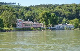 Guest jetty "Die Donaurast" seen from the Danube, &copy; Fischwirtshaus Landmotel "Die Donaurast"