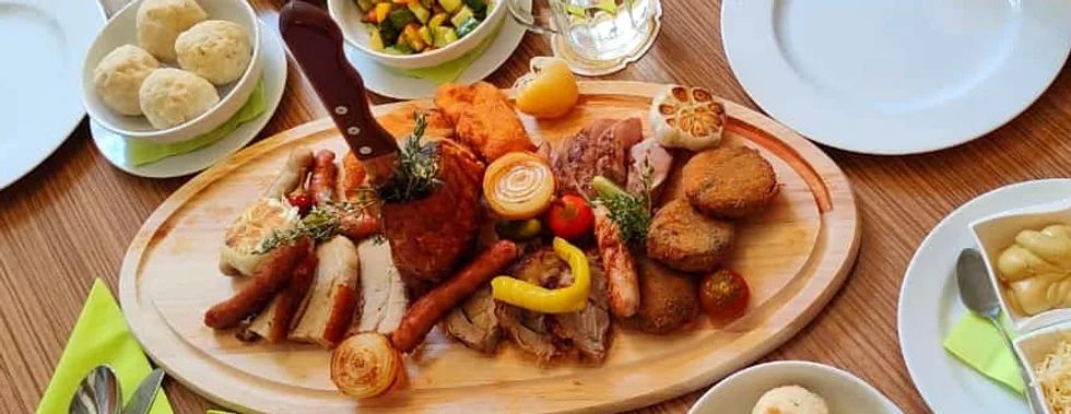 Tál egy fadeszkán késsel 