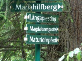 Wegweiser Magdalenengrotte / Naturlehrpfad, &copy; Karen Jesserer