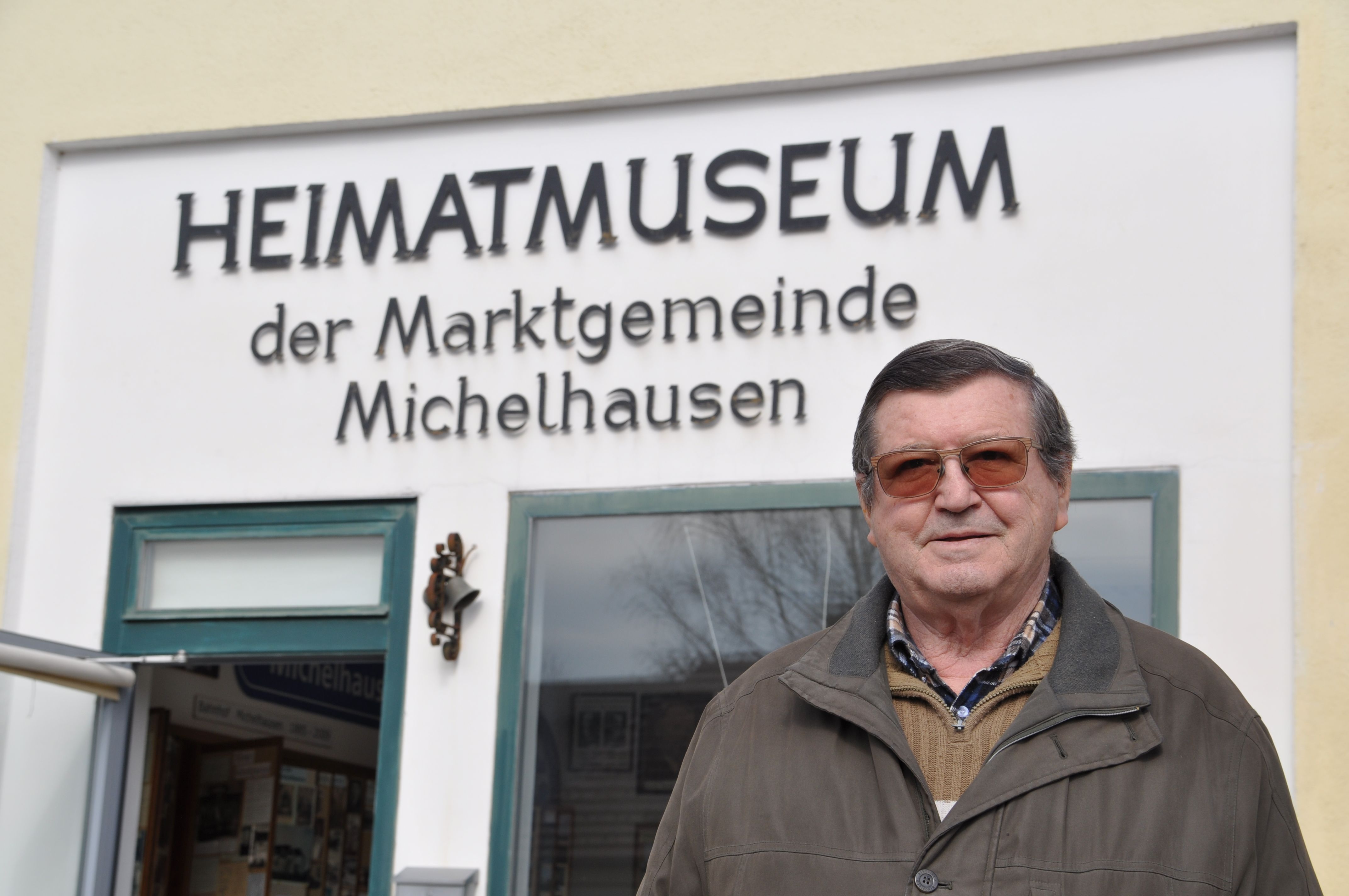 Zachhalmel úr Michelhausen városának helytörténeti múzeuma előtt