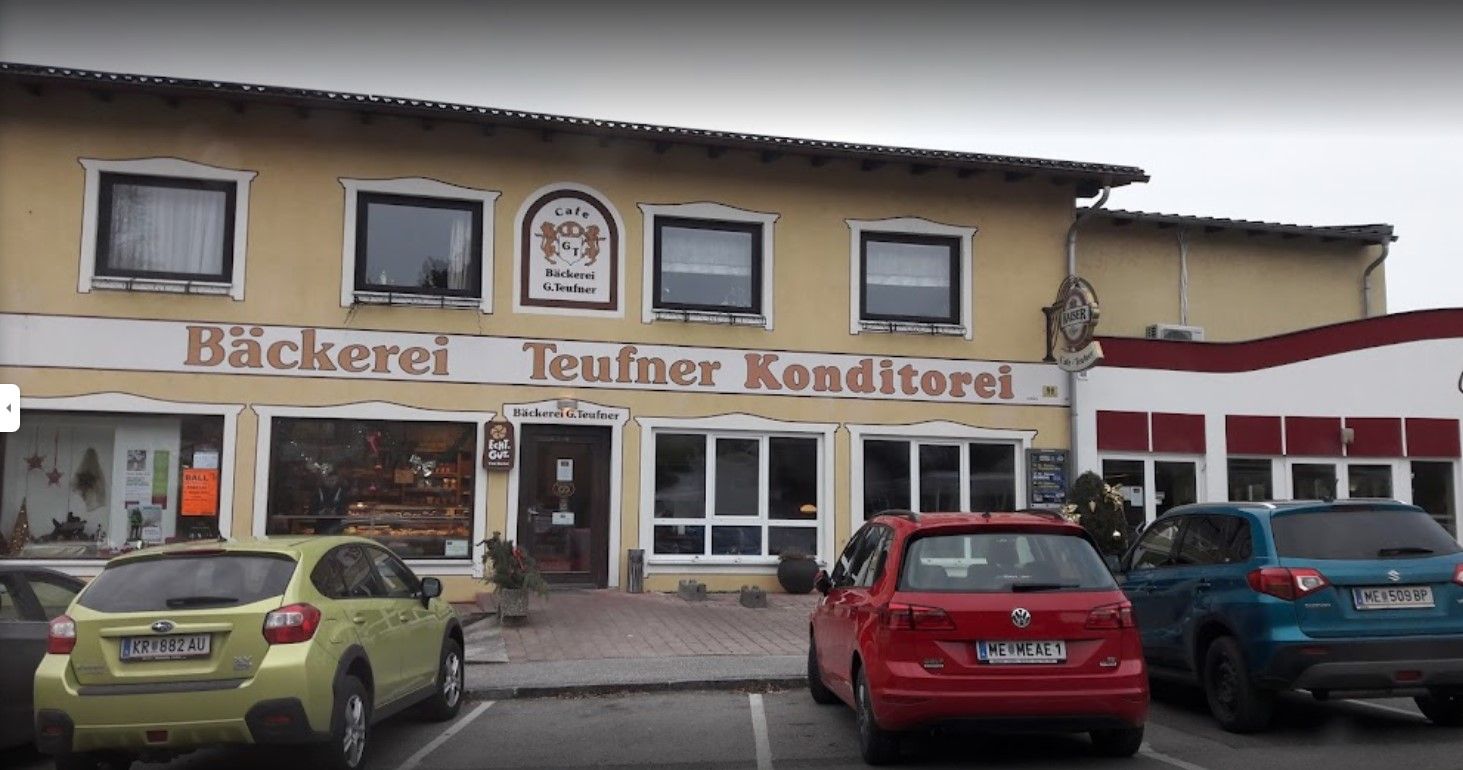 A Teufner pékség külső nézete, előtte parkoló autókkal.