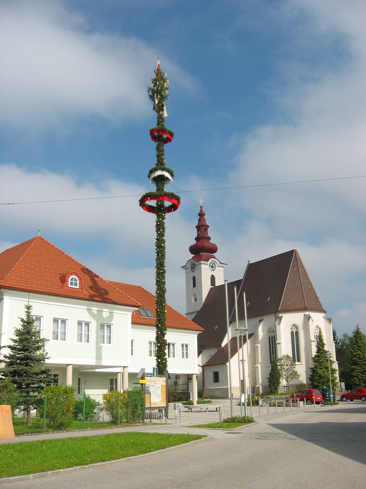 Hagymakupolás templom és májusfa a Szent Pantaleon-Erlán.