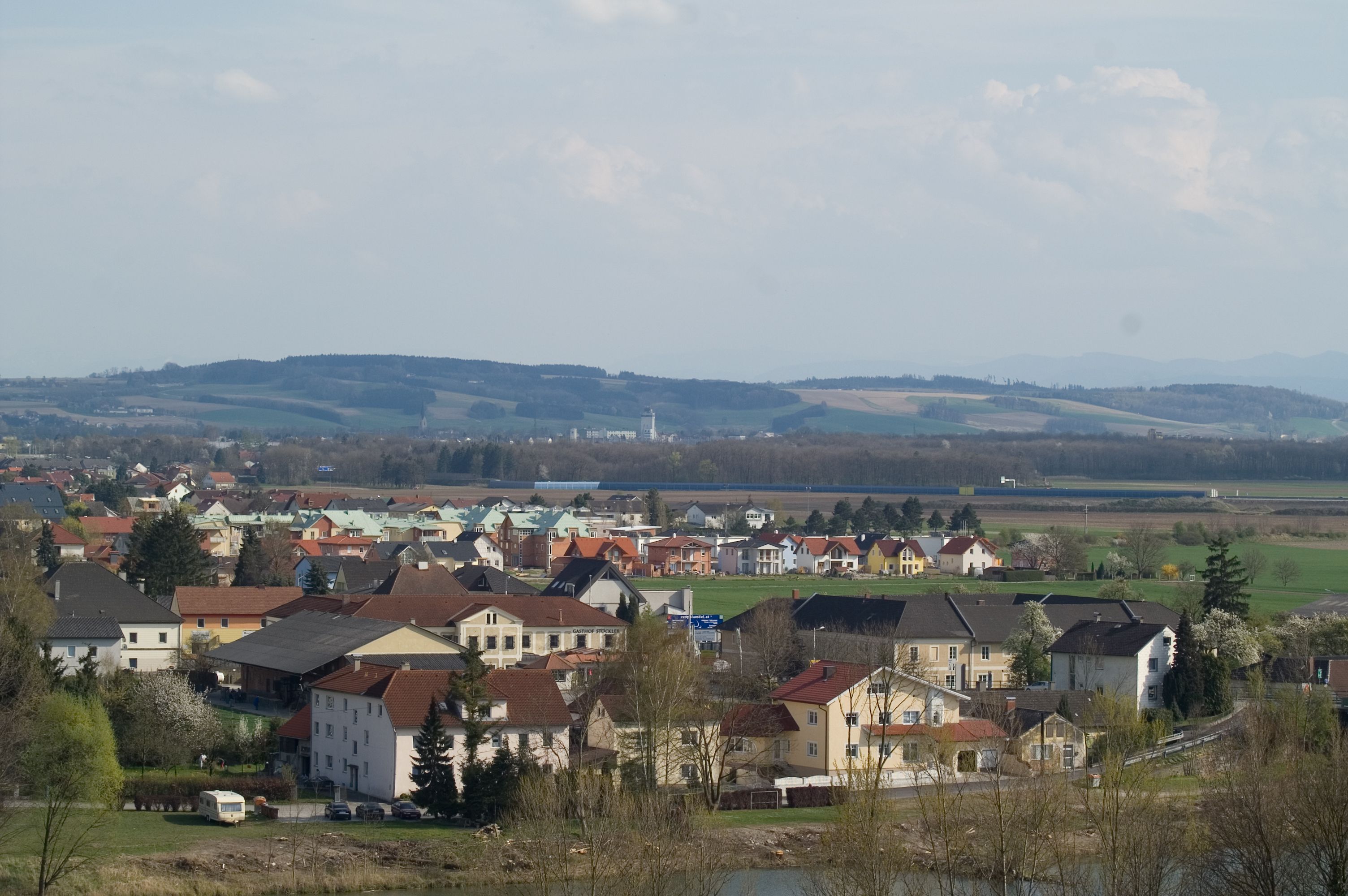 Ennsdorf panorámaképe a háttérben házakkal és dombokkal.