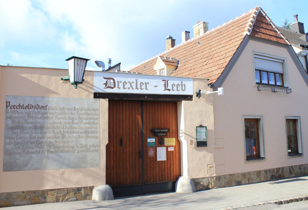 Hagyományos épület "Drexler-Leeb" felirattal és fakapuval.