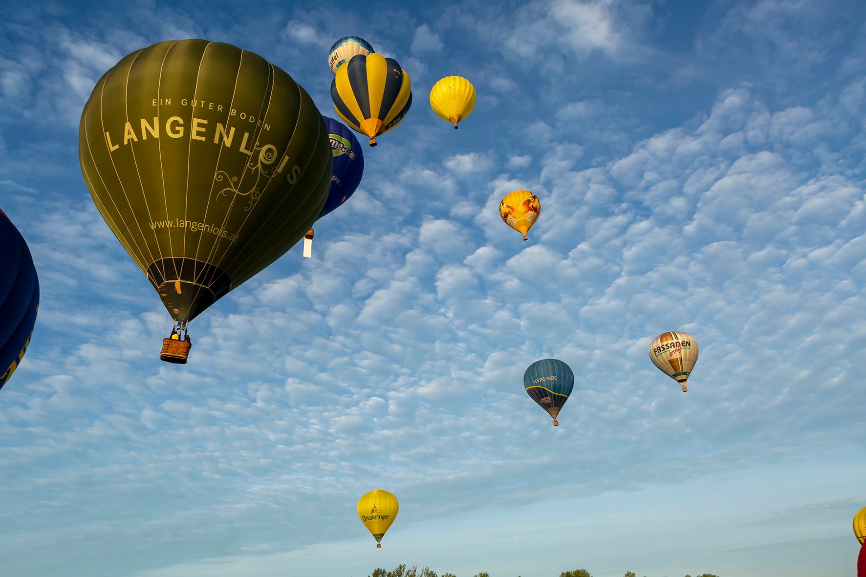 Hőlégballonok az égen a Balloon Days Krems-Langenlois 2019 rendezvényen.