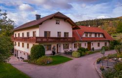 Umgeben von sanften Hügeln und üppigem Grün strahlt der Bauernhof eine einladende Atmosphäre aus. Die charmante Architektur und die blühenden Gärten laden dazu ein, die Ruhe der Natur zu genießen und die Schönheit der Wiener Alpen zu entdecken.