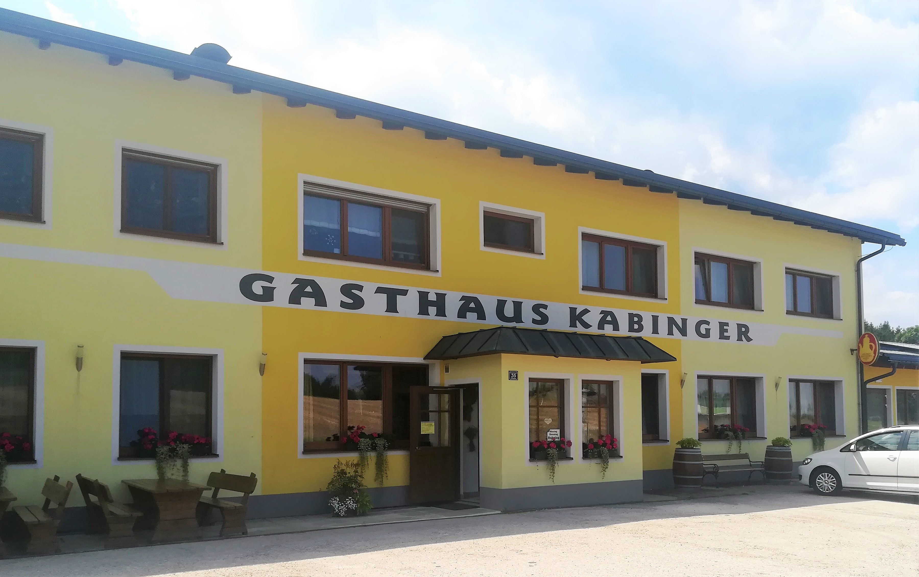 Sárga színű épület "Gasthaus Kabinger" felirattal.