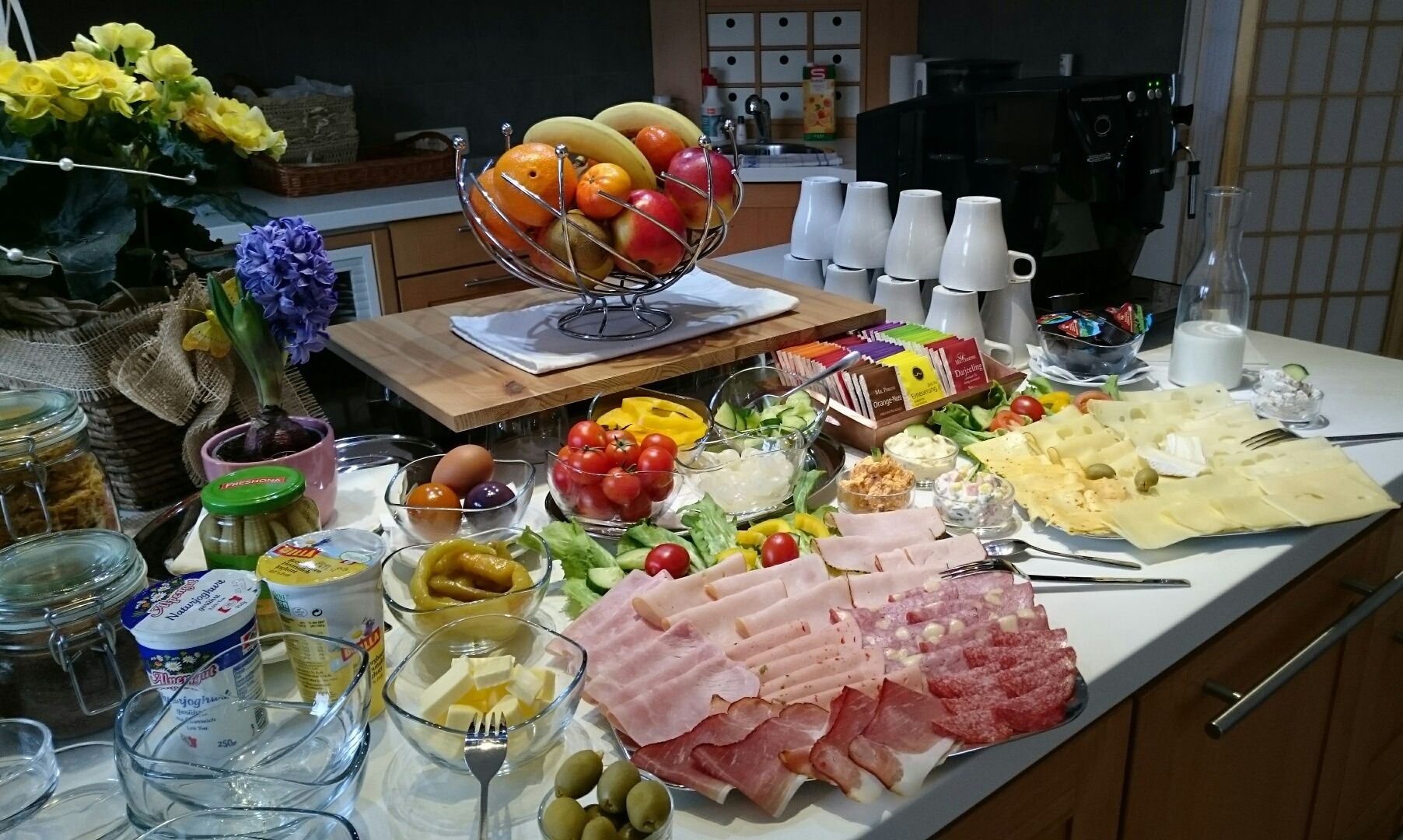 Bőséges svédasztalos reggeli felvágottakkal, sajtokkal, gyümölcsökkel, zöldségekkel és joghurttal.