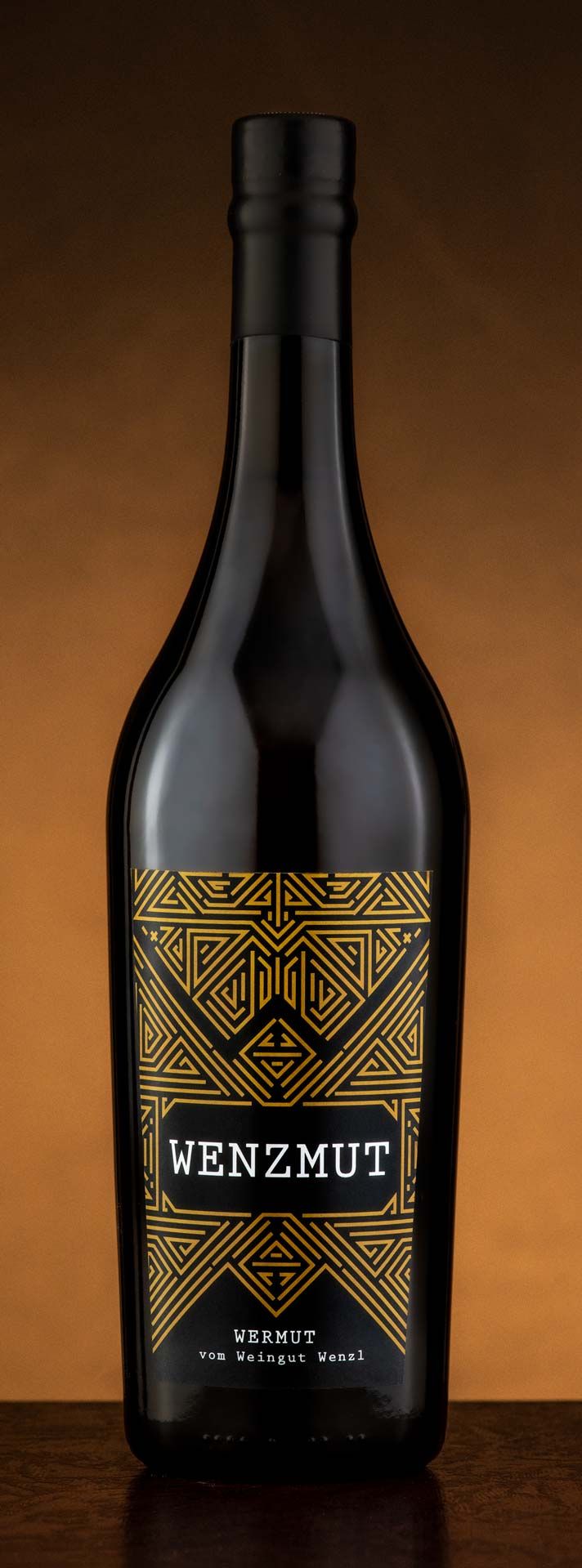 Geometrikus címkével ellátott üveg vermut a Wenzl pincészettől.
