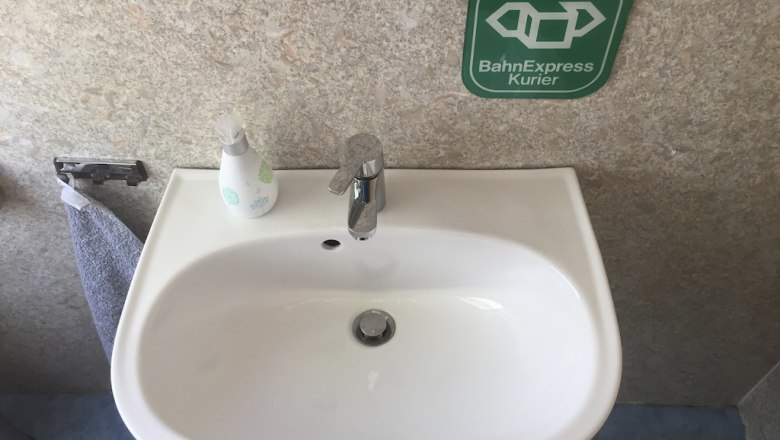 Washing facilities in the toilet of the 100-year-old baggage car, © M. Schorn