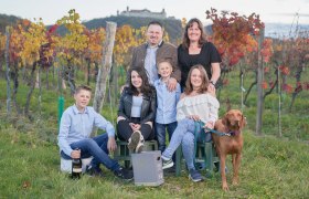 The Rosenberger family in the vineyard, &copy; Philipp Monihart