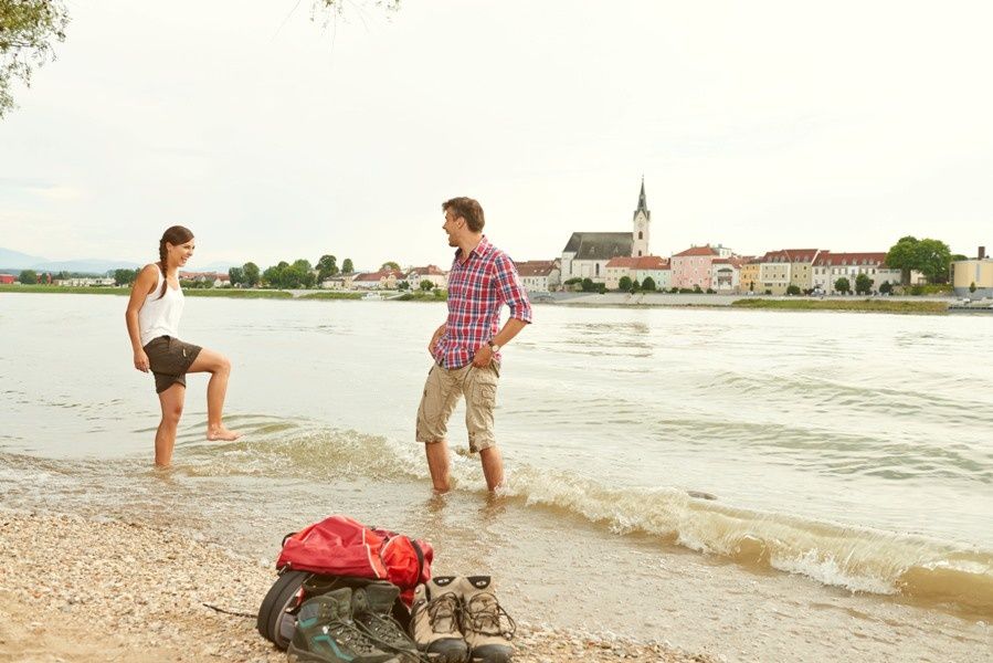 Hűsölés a Dunában - Ybbs an der Donau a háttérben