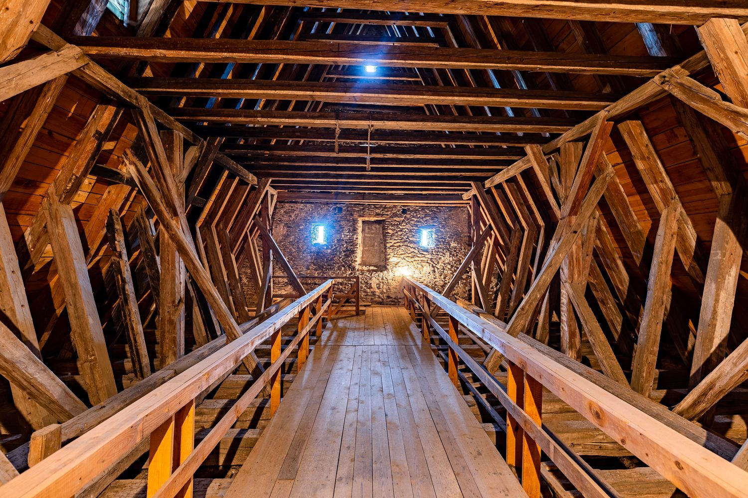 Lichtenegg erődtemplomának felső emeletének belső nézete fagerendákkal és kőhomlokzattal.