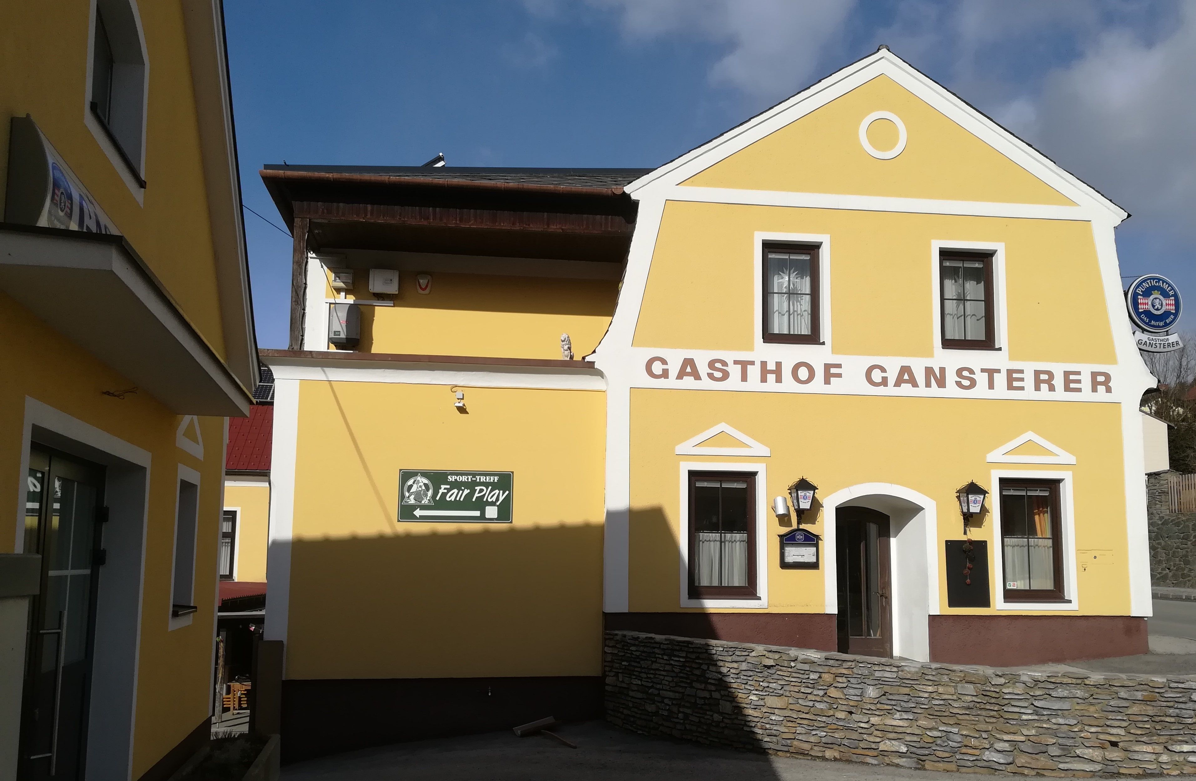 Sárga épület "Gasthof Gansterer" felirattal.