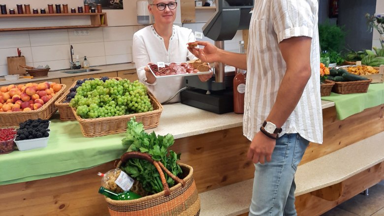 Tasting in the farm store, Magoschitz asparagus farm, Mannsdorf/Danube, &copy; Donau Nieder&ouml;sterreich, Neubauer