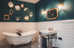 Badezimmer mit freistehender Badewanne