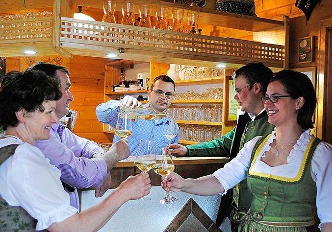 Az emberek poharakkal koccintanak egy hangulatos bárban.