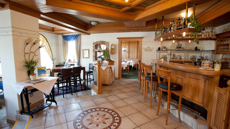 Hangulatos sz&aacute;llodai b&aacute;r f&aacute;b&oacute;l k&eacute;sz&uuml;lt b&uacute;torokkal &eacute;s dekorat&iacute;v csemp&eacute;zett padl&oacute;val.