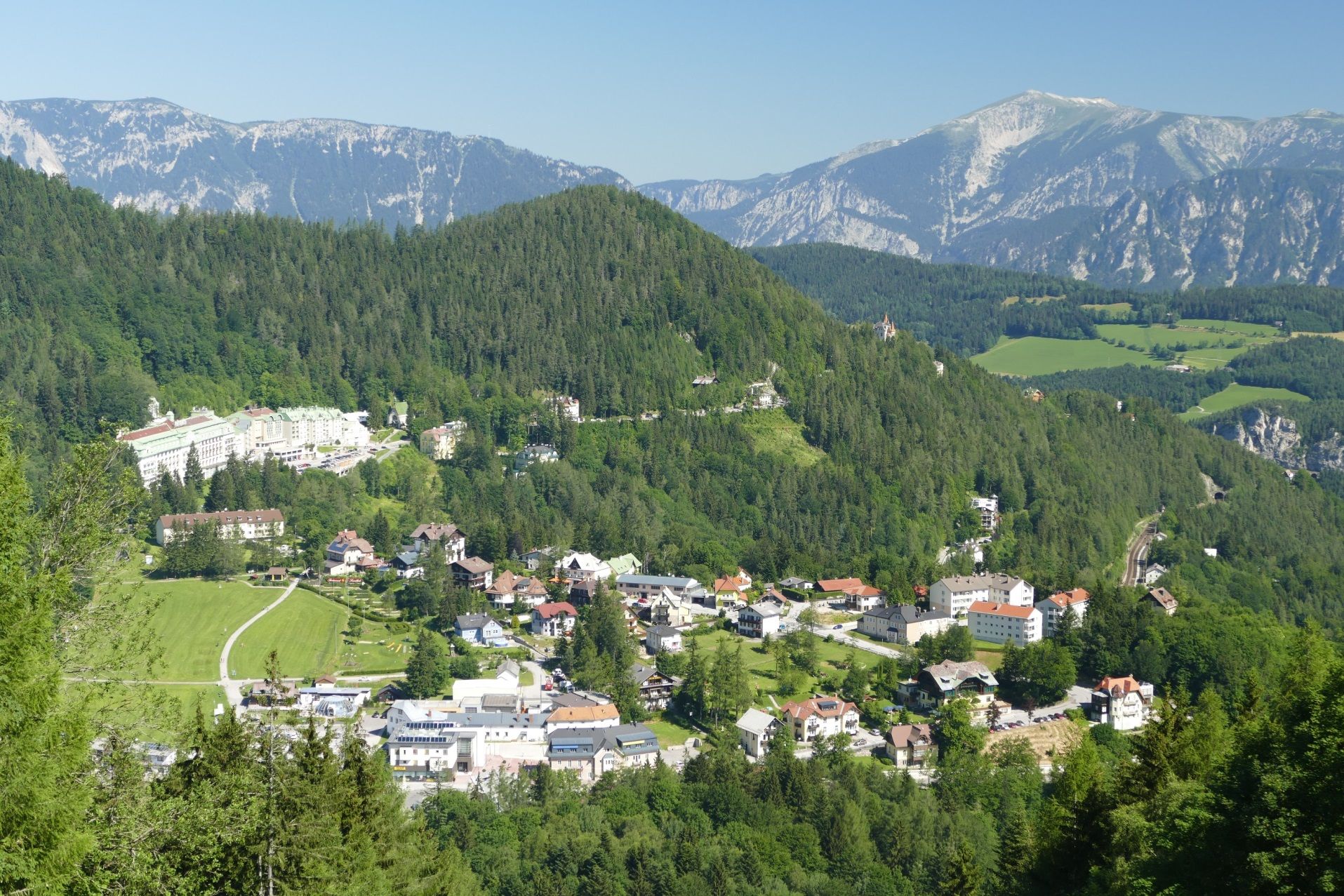 Panorámás kilátás a Semmeringre, hegyekkel és erdővel.