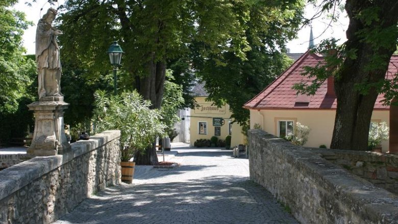 Bridge and access to the castle entrance, © Deutsch-Ordenshaus Gumpoldskirchen