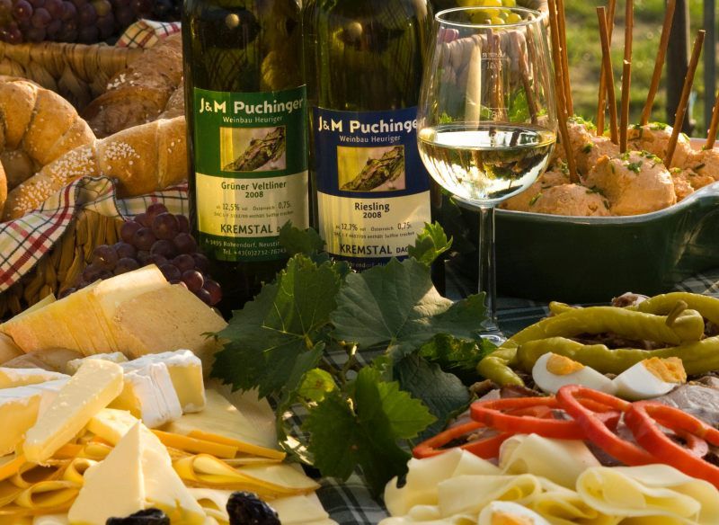 Heurigen snack bor, sajt, kenyér és felvágott egy asztalon.