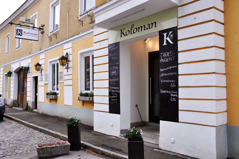 Belépés a melki Koloman étterembe, ahol a napi ajánlatok táblákon láthatók.