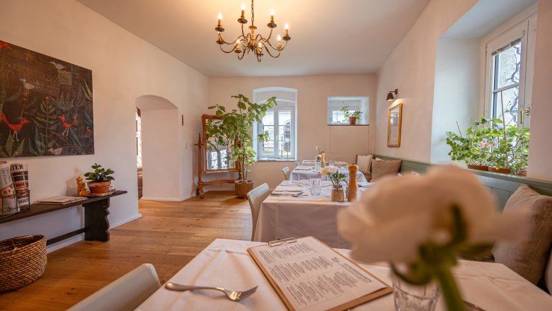 Hangulatos &eacute;tterem fapadl&oacute;val, feh&eacute;r ter&iacute;tőkkel &eacute;s n&ouml;v&eacute;nyekkel.