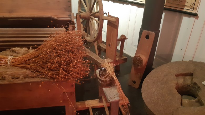 Flax becomes linen, &copy; Ulrike Pany