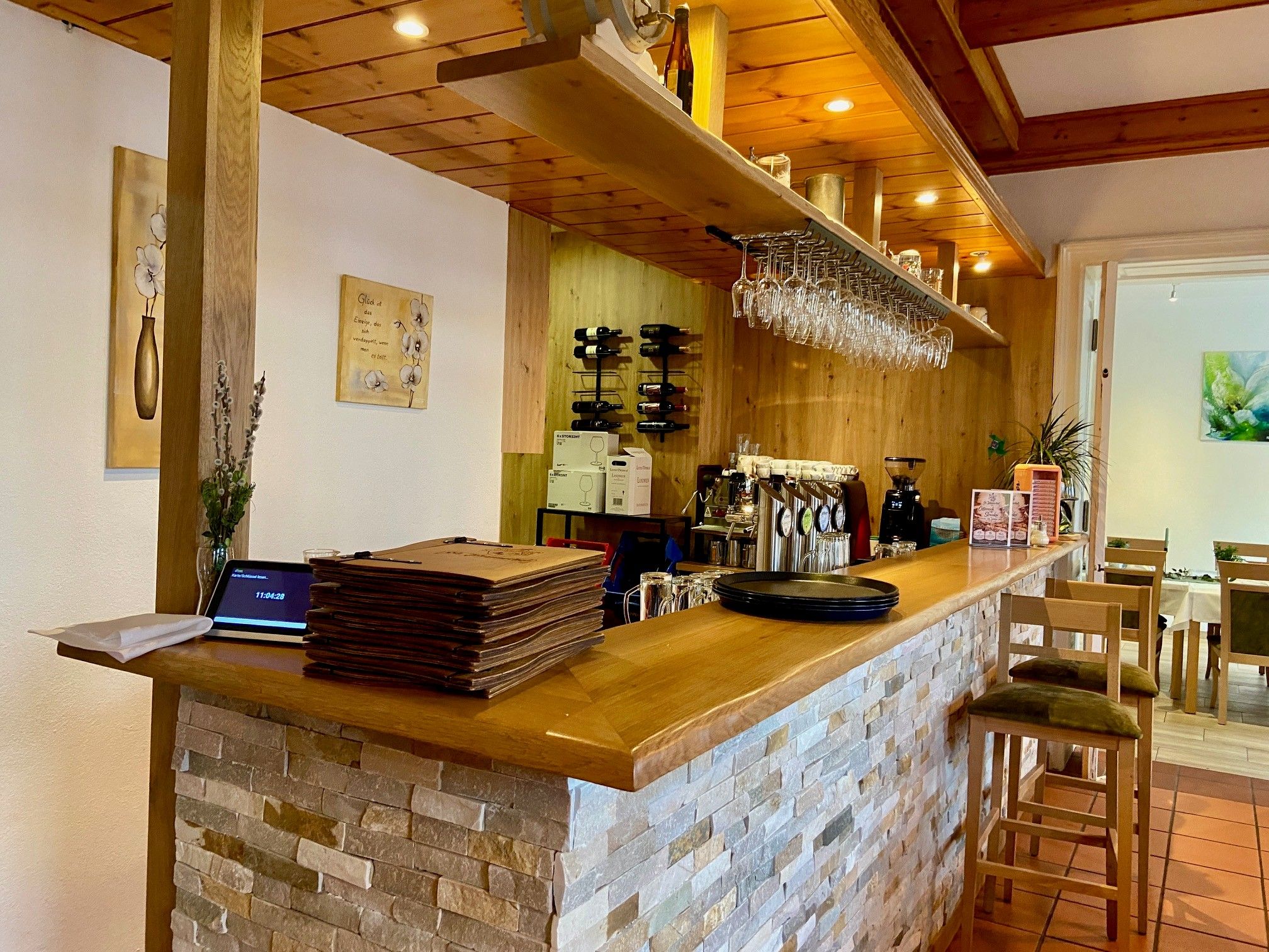 Hangulatos bár fapultokkal és székekkel a Sankt Johannerhofban.