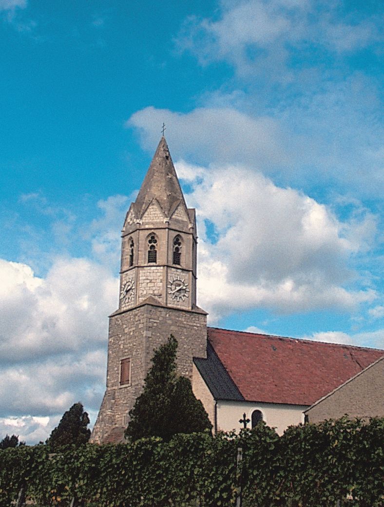 Templom toronnyal és órával a kék égbolton.
