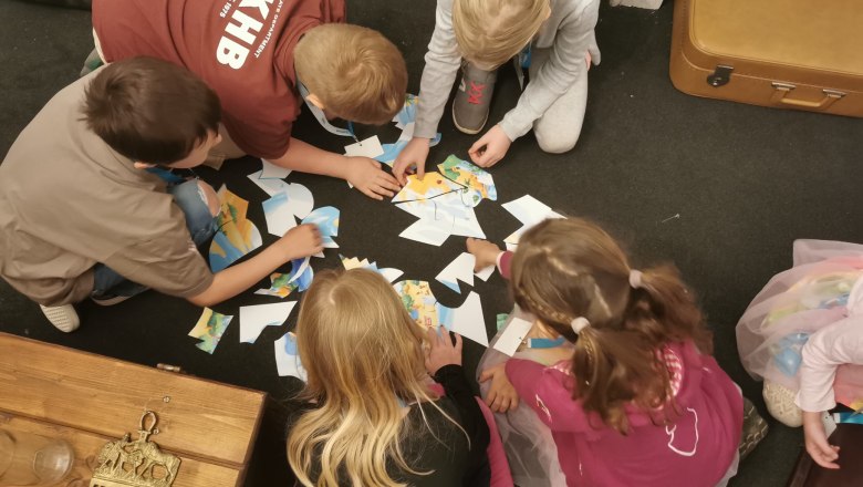 A gyerekek a padl&oacute;n &uuml;lnek &eacute;s kiraknak egy rejtv&eacute;nyt