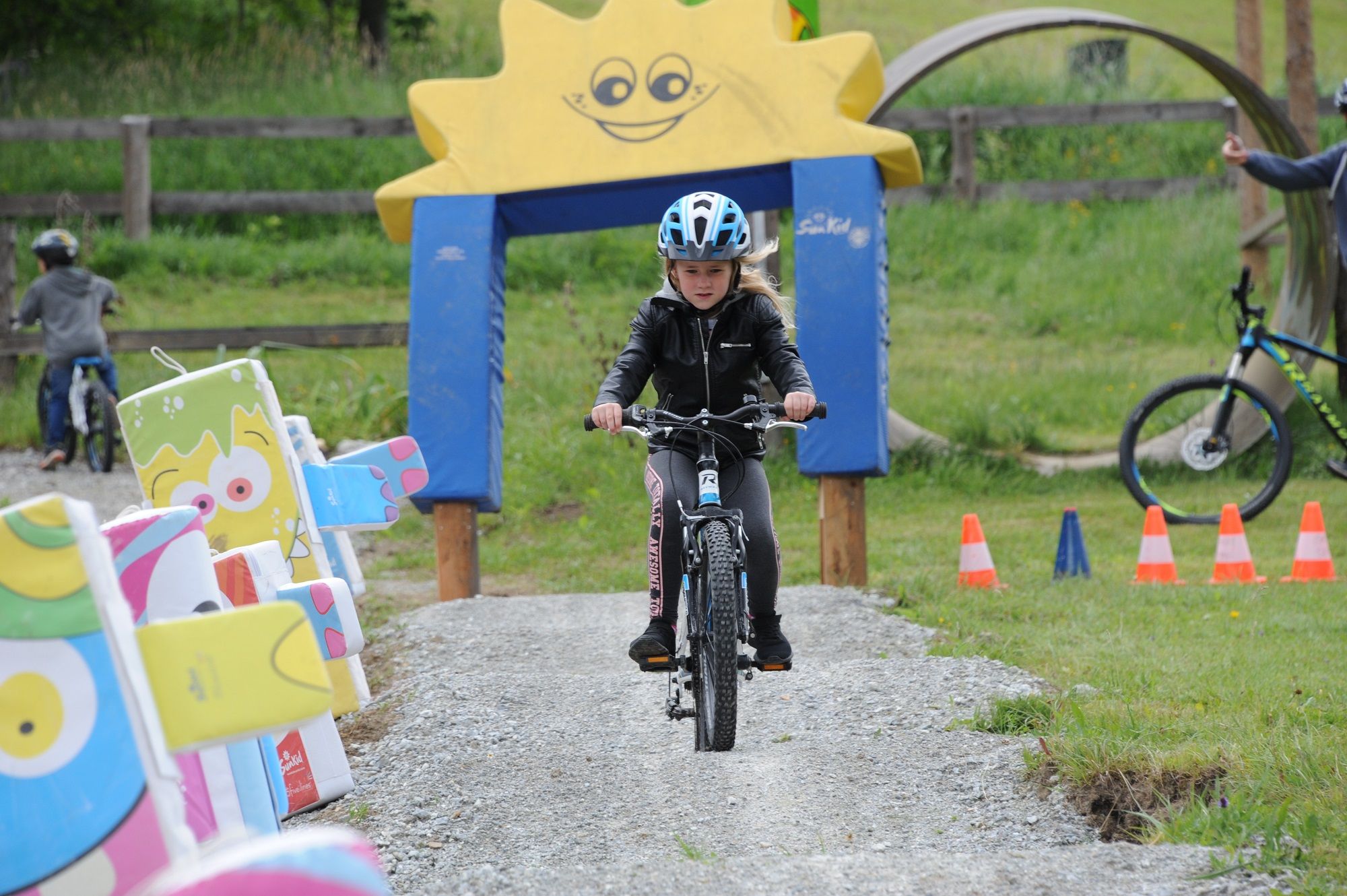 Gyermek kerékpározik a Leopark-Fun Bikepark Semmeringben.