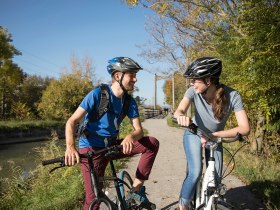 Auf dem Weg zur M&ouml;dlingbach-Radroute Abzweigung bei Biedermannsdorf, &copy; Wienerwald Tourismus GmbH_Raimo Rudi Rumpler