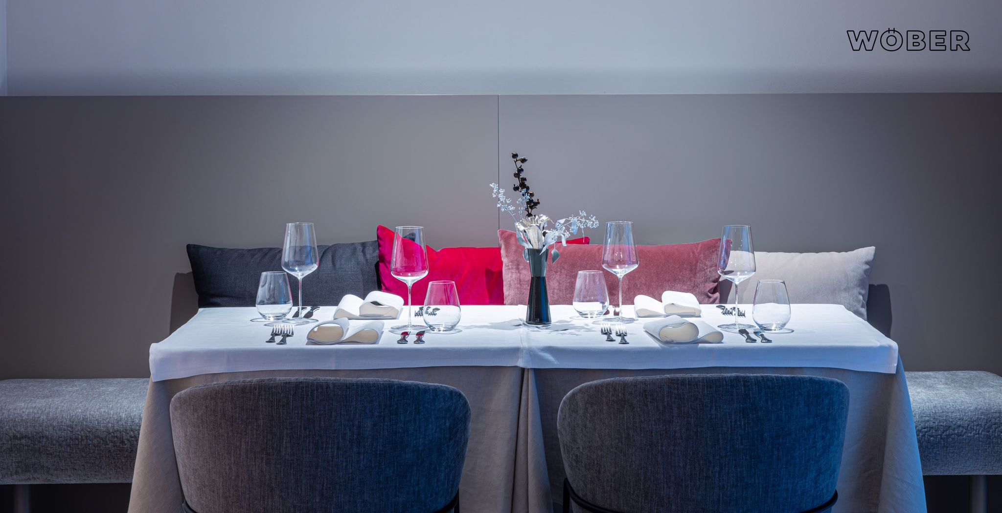 4 személyes teríték poharakkal, szalvétákkal és evőeszközökkel 