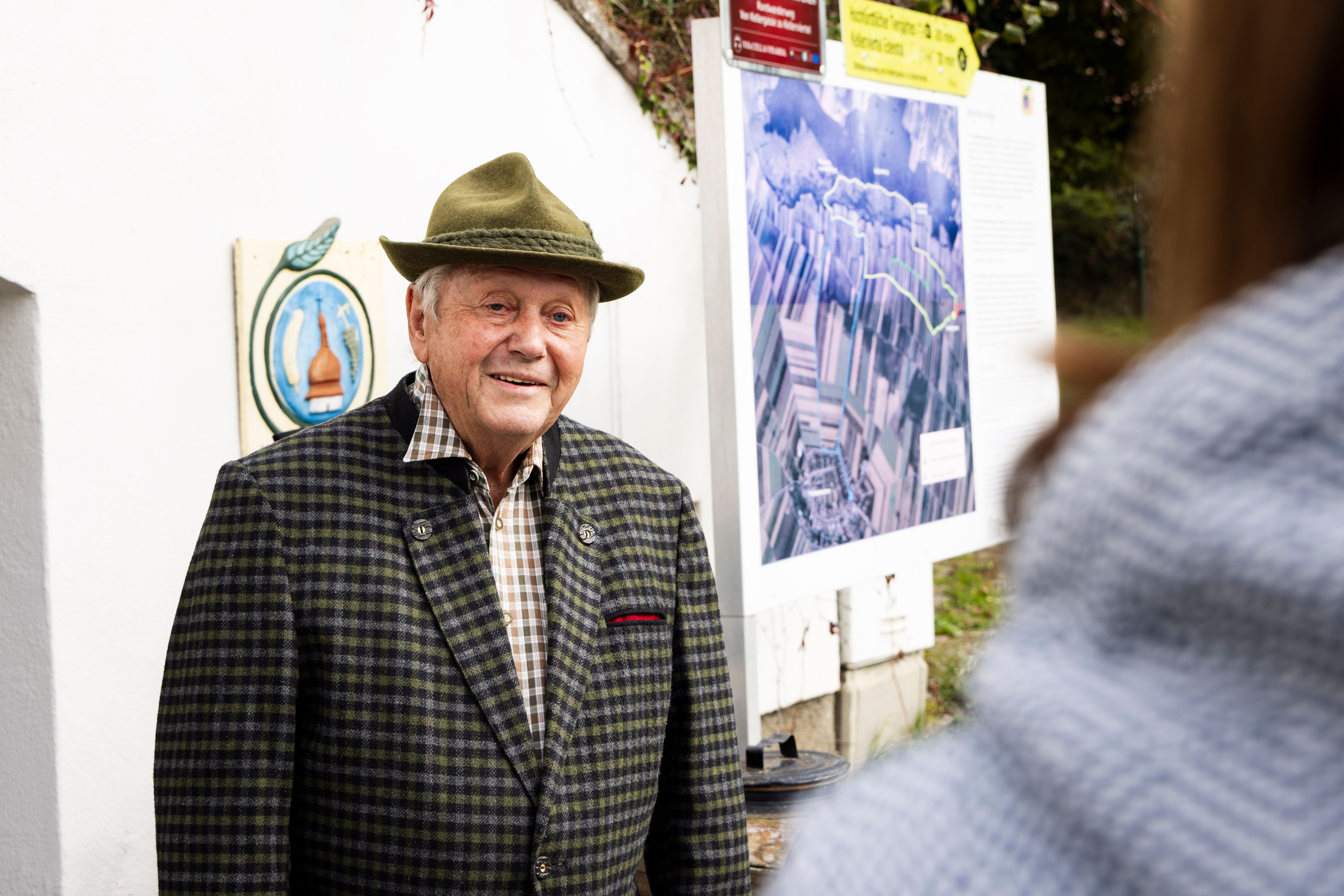 Pincekutató a bormúzeum előtt
