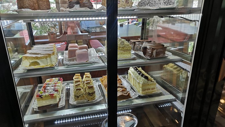 Cake display case, © Hotel- Kur-Kaffee-Konditorei & Restaurant "König Stefan"