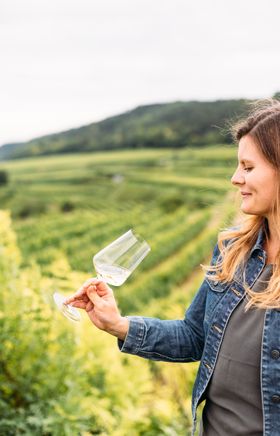 Inmitten der sanften Hügel des Traisentals genießt man den Anblick endloser Weinreben, während ein Glas erlesener Wein in der Hand schimmert. Die frische Luft und die malerische Landschaft laden dazu ein, die Seele baumeln zu lassen und die Schönheit der Natur zu erleben.