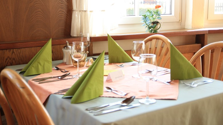 Set table, &copy; Ludwig Schneider