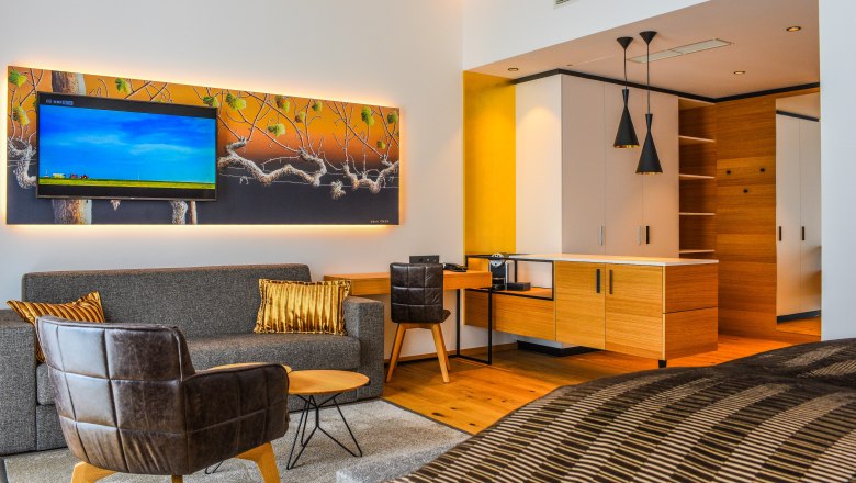 Modern sz&aacute;llodai lakoszt&aacute;ly kanap&eacute;val, karossz&eacute;kkel, TV-vel &eacute;s konyhasarokkal.