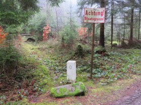 T&ouml;rt&eacute;nelmi hat&aacute;rkő, &copy; Reingers