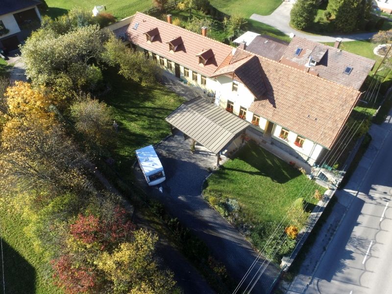 Légi felvétel egy kertes házról és a hátsó részen lévő nyaralókról.