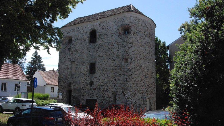 Horseshoe tower of the Roman fort, © Franz Pieler