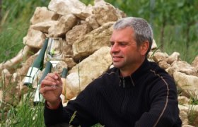 A glass in honor, &copy; Salomon