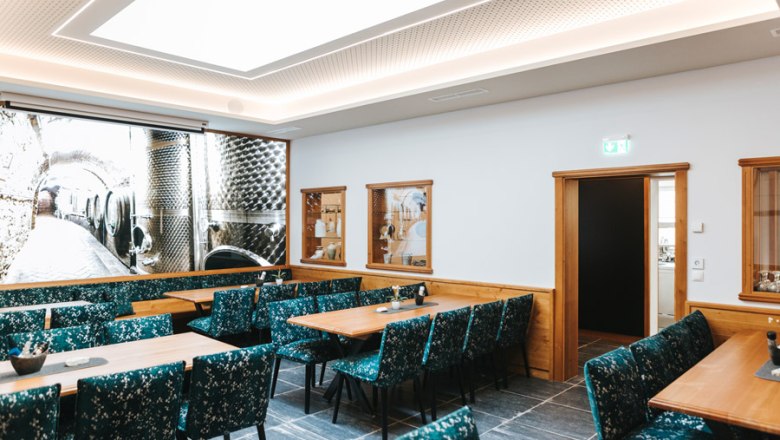 Modern wine tavern ambience, &copy; Winzerhof D&uuml;rauer, Christoph Aigner