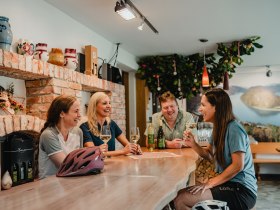 Radfahrer in der Donautaler Mostkellerei Obermühl an der Donau, © WGD Donau Oberösterreich Tourismus GmbH