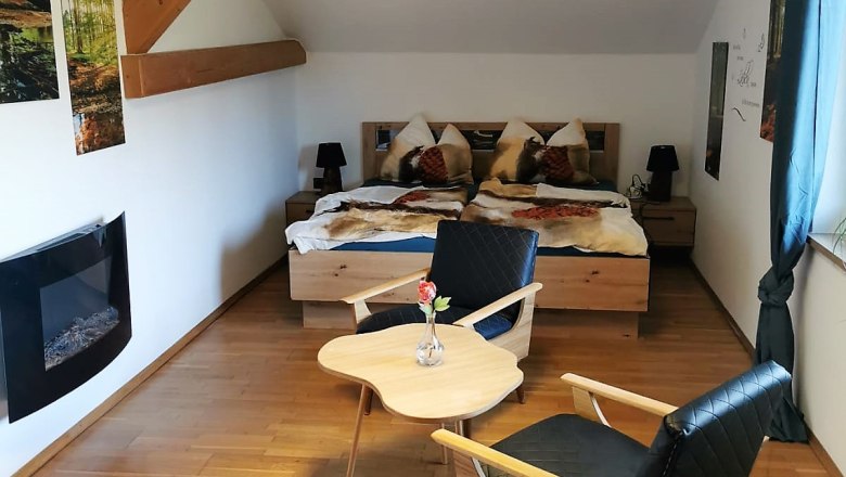 Csal&aacute;di lak&aacute;s - H&aacute;l&oacute;szoba, &copy; &copy; HomeW4, Sonja Wiesinger