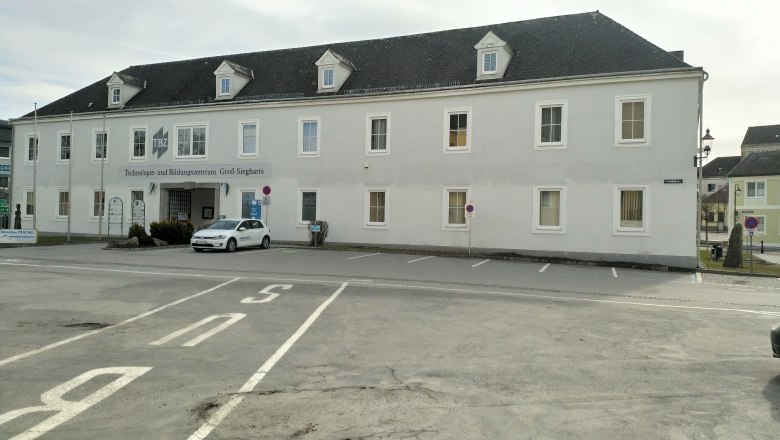 Parking lot 1 - Gro&szlig;-Siegharts Castle, &copy; Matthias R. Wurth